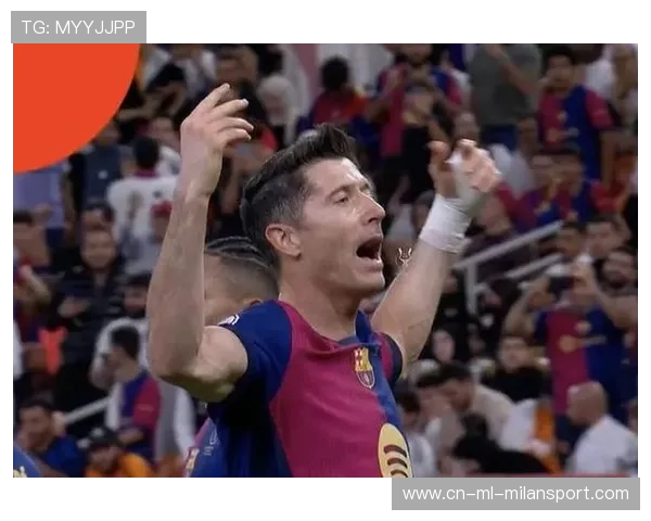 巴萨点球战中莱万稳稳罚中，球队士气大振